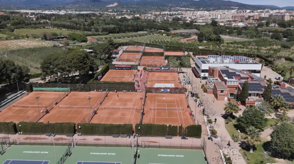 Vista aèria de l'edifici social i les pistes