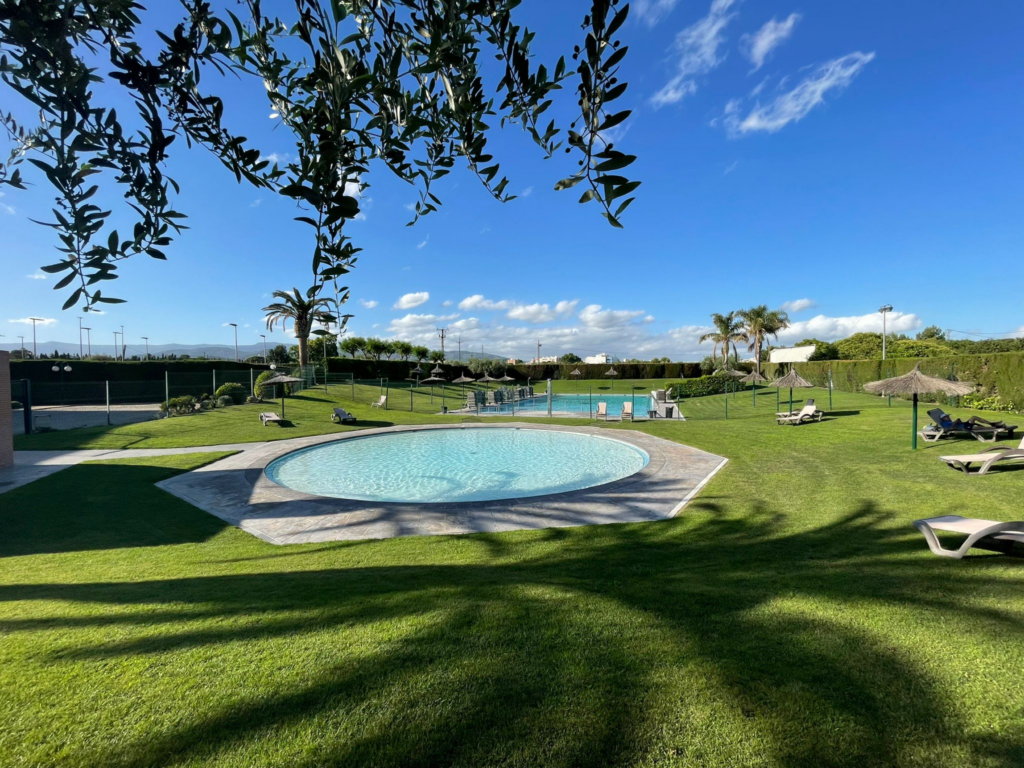 Piscina rodona i zona de gespa